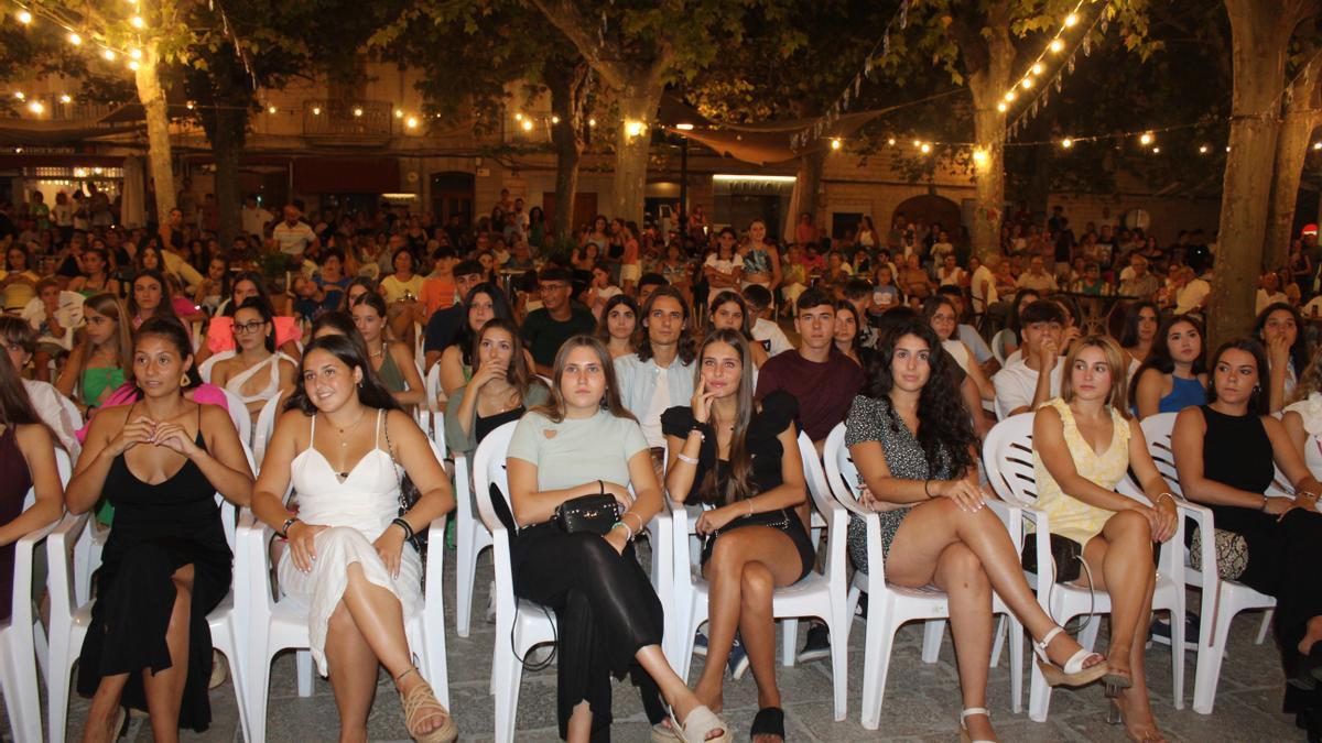 La plaza congregó a numeroso público, a la expectativa de los resultados.