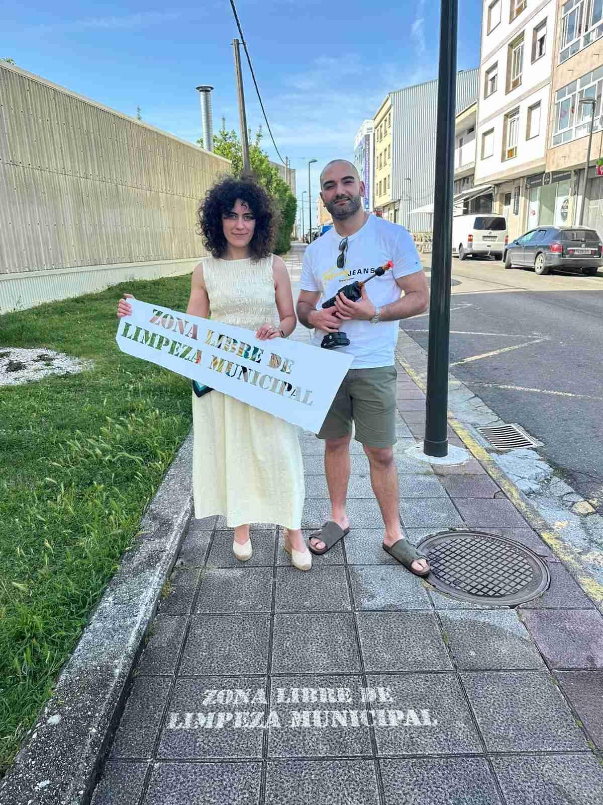 Erea Rey y Xerardo Díaz, en la calle Venezuela de Silleda.