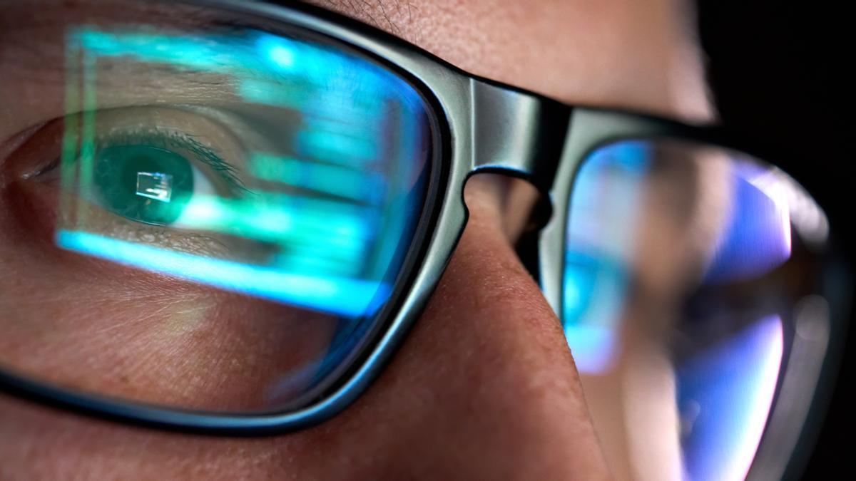 La pantalla de un ordenador, reflejadas en las gafas de un trabajador.