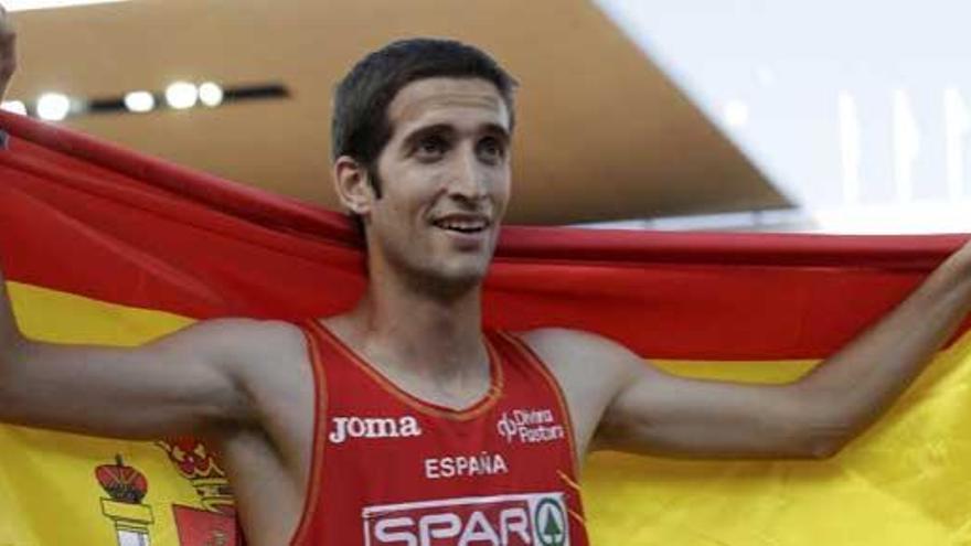 Bustos, con la bandera de España.