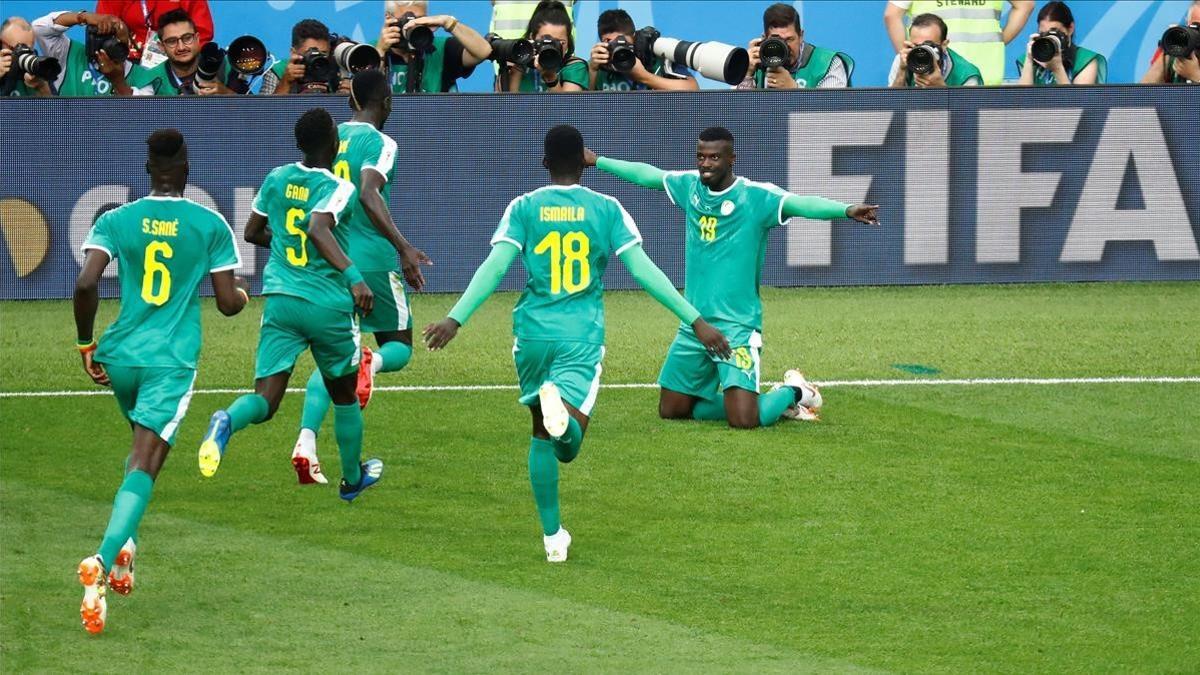 Los jugadores senegales celebran el segundo gol.