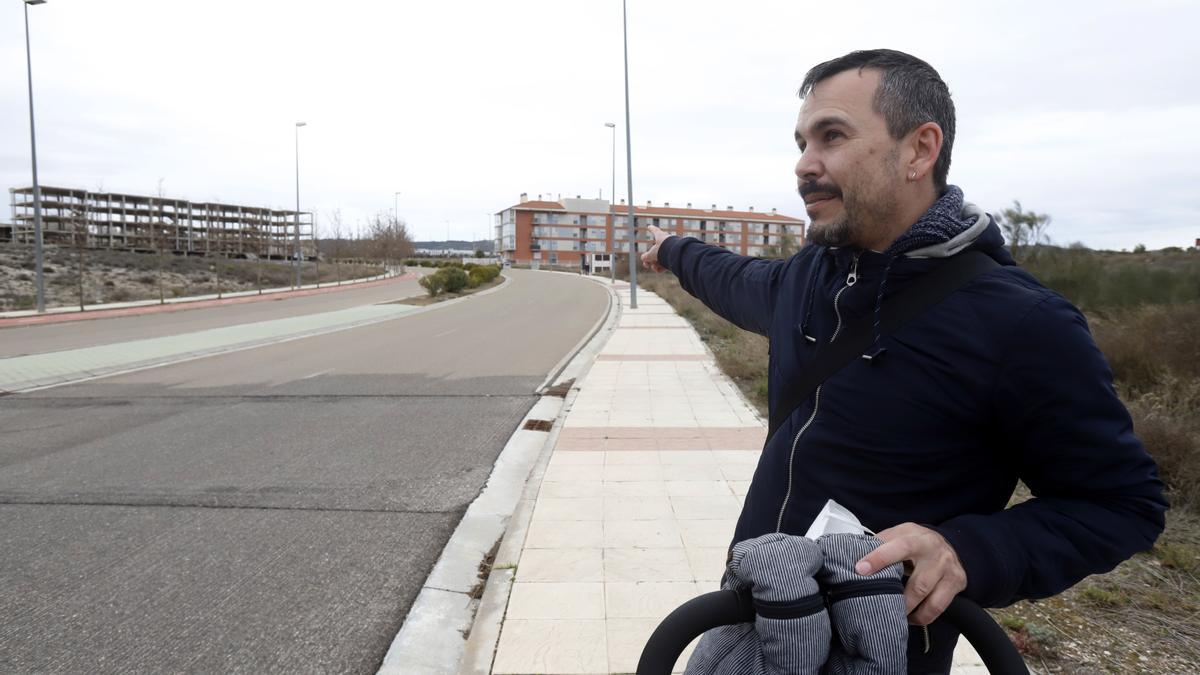 Samuel señala el bloque de Ciudad Zaragoza Golf donde han alquilado viviendas los operarios que trabajan en la construcción de la planta de Amazon.