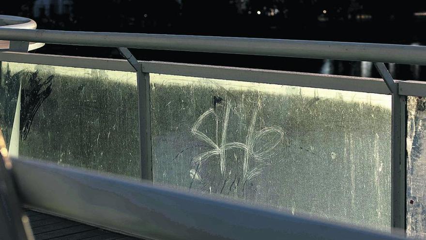 Cristales dañados en la pasarela peatonal del puente de Hierro.
