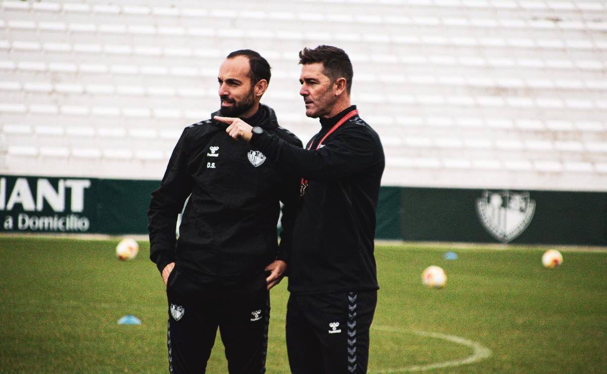 Abraham Paz conversa con su ayudante en un entrenamiento del Antequera tras asumir el cargo.
