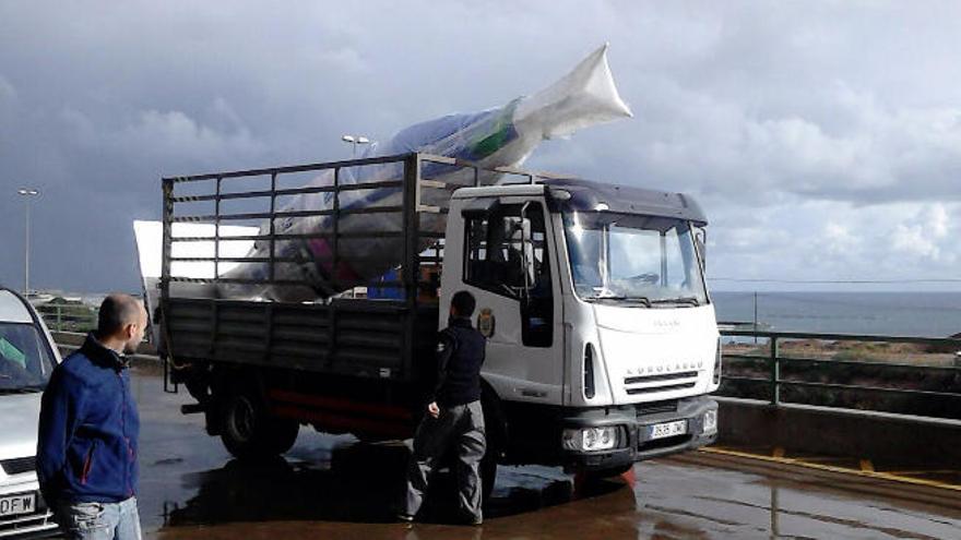 Momento en el que Bentejuí Cousteau termina por enlatar a la sardina en su furgón Iveco Eurocargo, bajo la mirada de un experto del Instituto Sardinológico de Canarias (ISC).