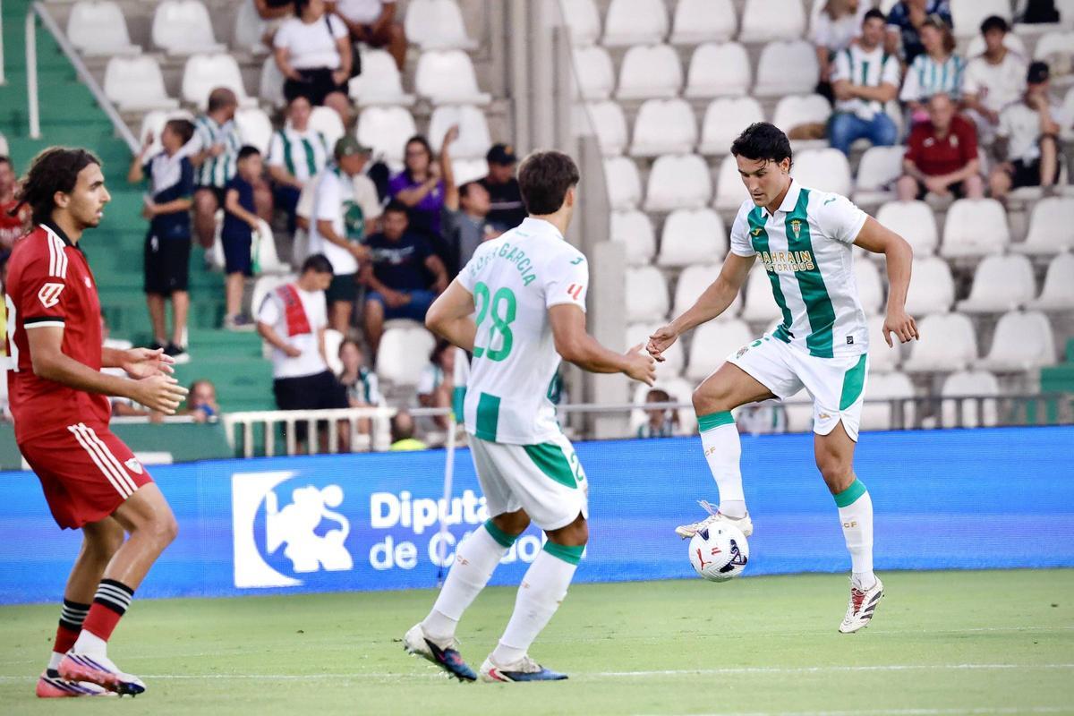 Juan Gutiérrez controla un balón en el encuentro ante el Sevilla FC.