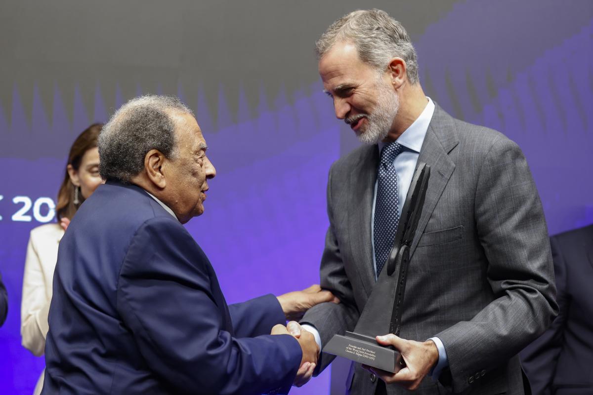 MADRID, 08/05/2023.- El rey Felipe VI entrega a Andrew Young, icono de los derechos civiles en EE. UU., el World Peace &amp; Liberty Award, de la World Jurist Association, en el cierre de la presentación en Madrid.