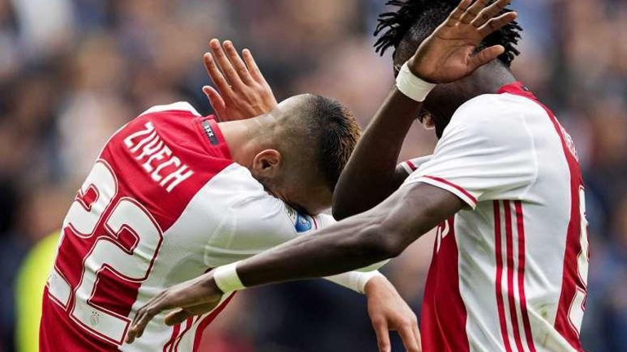 Ziyech y Traore celebran un gol del Ajax. // Olaf Kraak