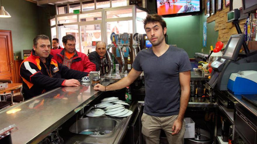 Carlos Rodríguez en el bar Rocarine de Celanova (Ourense) donde se vendió un quinto premio.