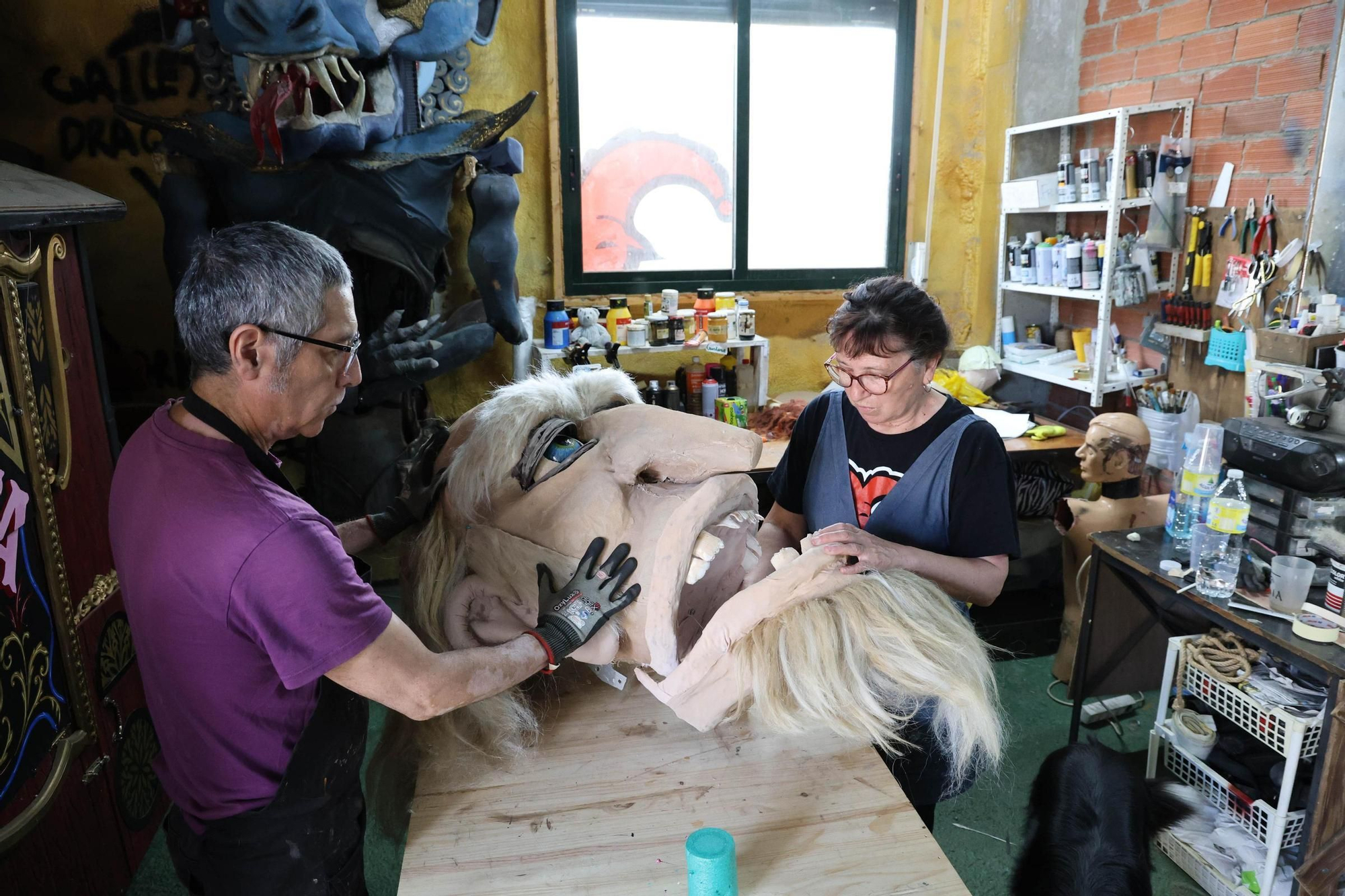 Gustavo Suasnabar y Cristina Pino en su taller de Troula.