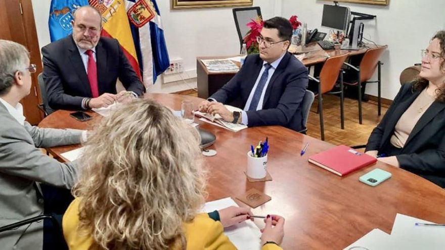 The councils of Gran Canaria and Tenerife will negotiate together the purchase of fuel for the buses