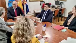 Los cabildos de Gran Canaria y Tenerife negociarán juntos la compra de combustible para las guaguas