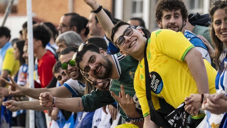 Aficionados del Deportivo en la grada de Pinilla durante el Teruel-Dépor de ayer. |  // LOF