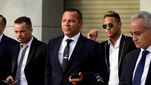  Un grup d’advocats han dipositat aquest matí a la seu de la Lliga la clàusula del davanter brasiler