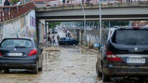Varios coches atascados en la vía por las inundaciones en las calles de Terrassa (Vallès Occidental, Barcelona), el 13 de junio del año pasado.