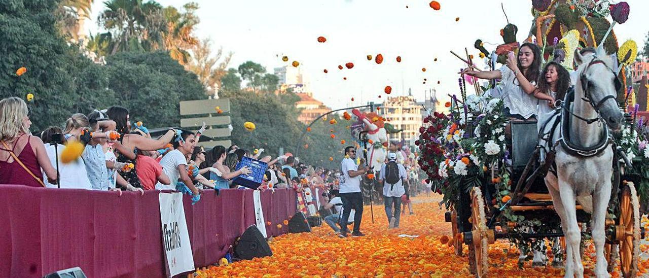 Imagen de la colorista Batalla de Flores de la Gran Fira de Juliol.