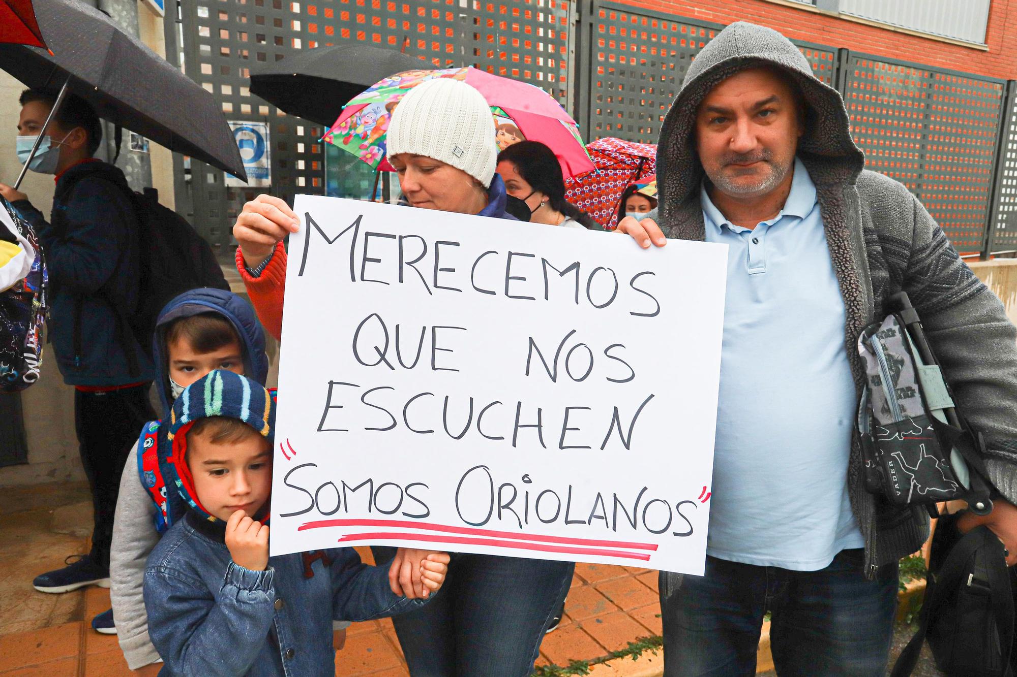 Los padres y madres de Torremendo (Orihuela) reclaman transporte escolar para los alumnos matriculados en el IES Los Alcores (San Miguel de Salinas)