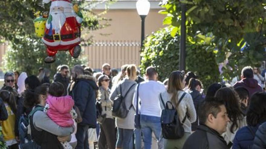 Peleas por los turnos y sin dispensador de tickets para ver a Santa Claus