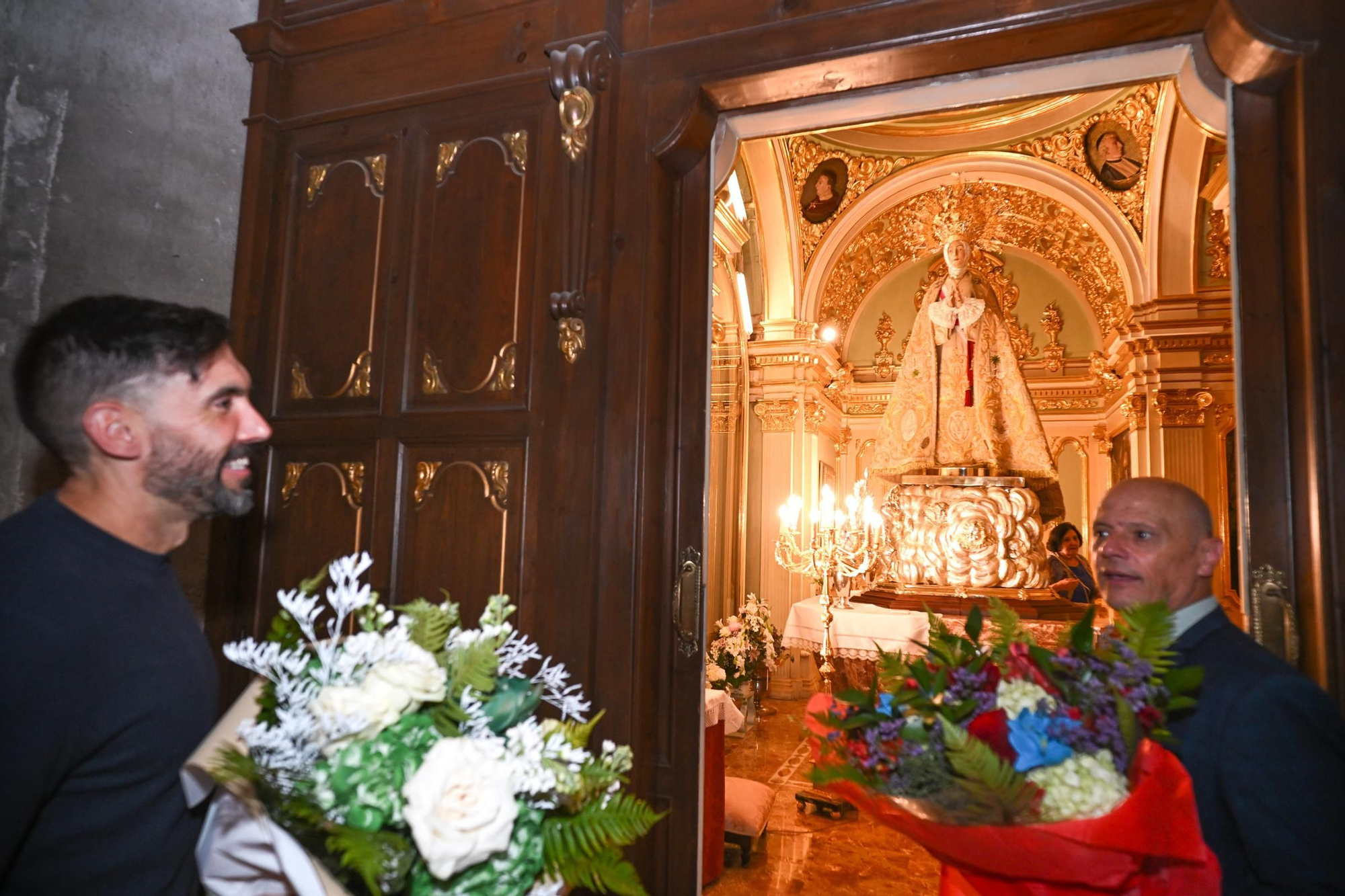 Ofrenda de flores del Elche CF a la Virgen por el ascenso a Primera