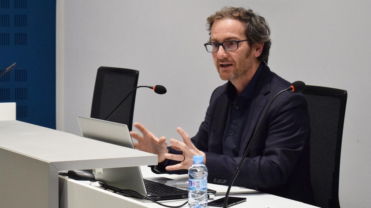 Carlos Magro durant la conferència inaugural de l&#039;Àgora Educació