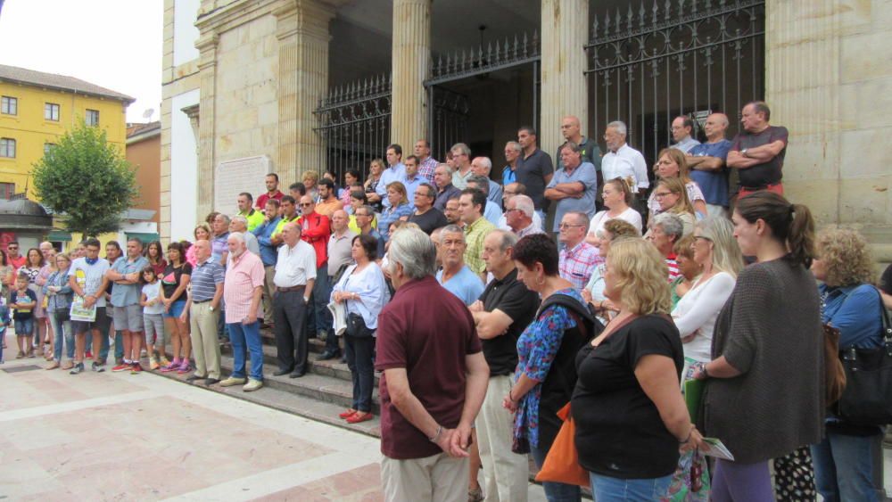 Minuto de silencio en Cangas de Onís