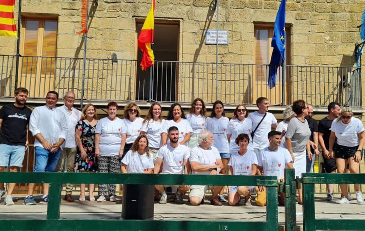 Una representación de los sanitarios protagonizó el pregón de Farasdués. | SERVICIO ESPECIAL