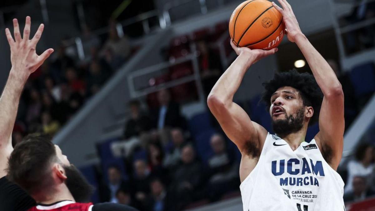 Kaiser Gates lanza a canasta en el Casademont Zaragoza-UCAM Murcia. | ACB PHOTO