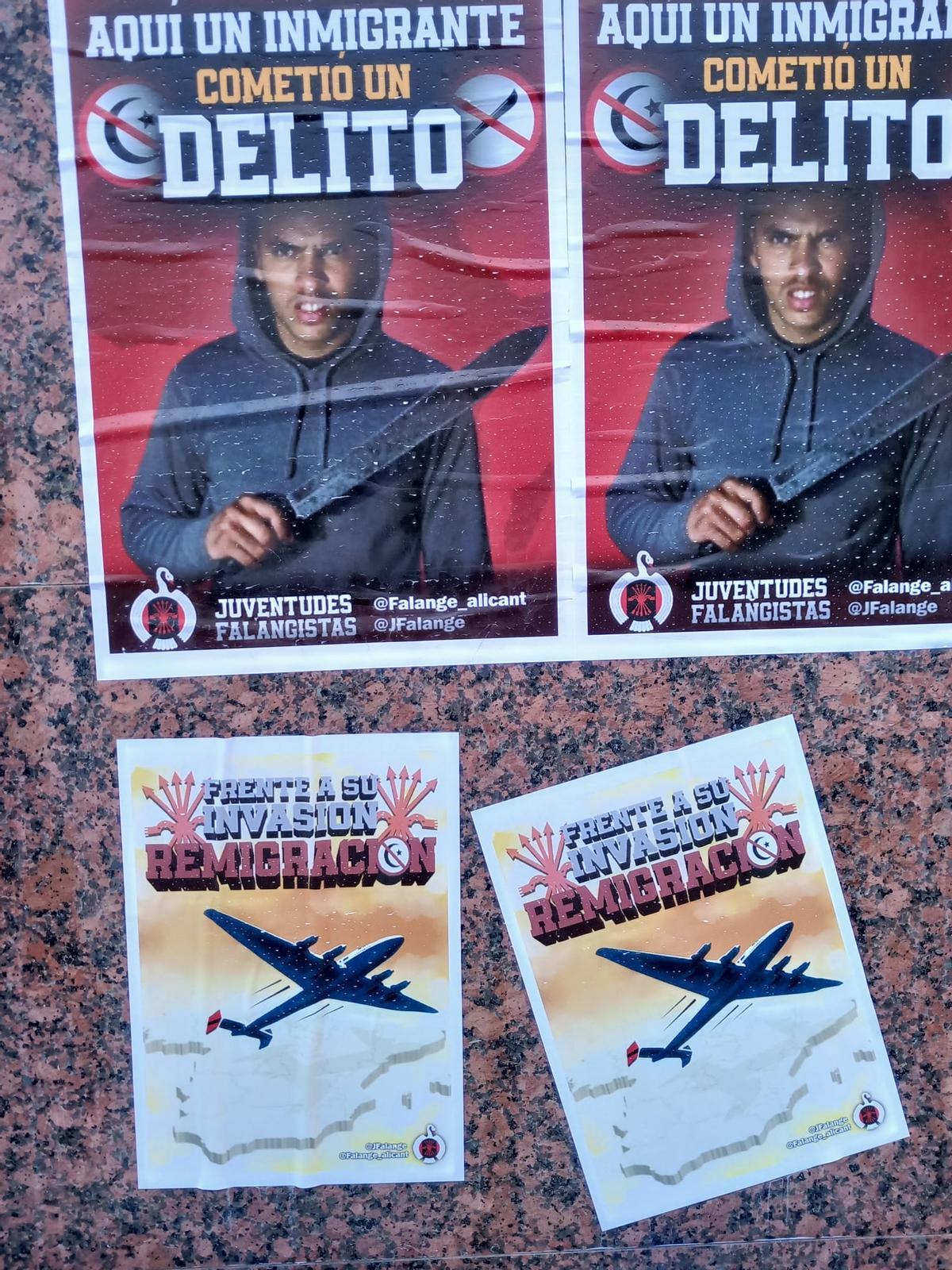 Carteles en la pared en Sant Joan
