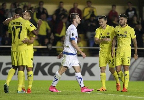 Villarreal's players celebrate next to Dinamo Minsk's Vitus after Bakambu scored a goal during their Europa league group E soccer match at the Madrigal stadium in Villarreal