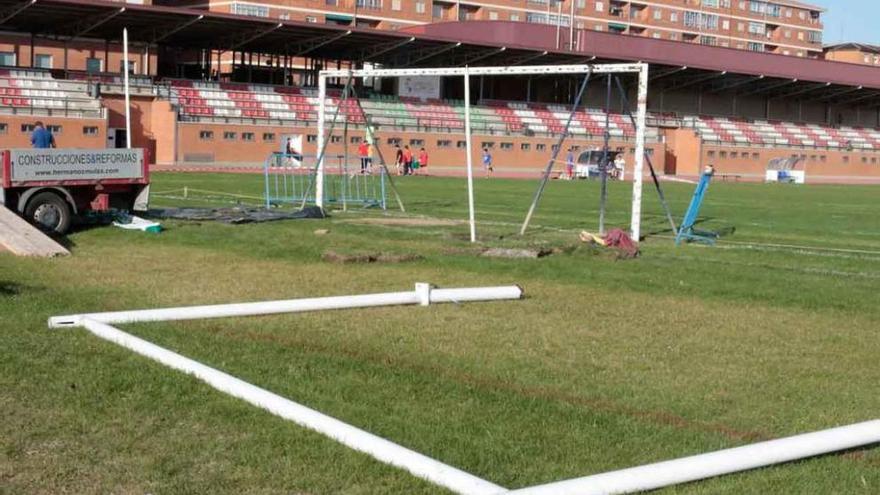 Las nuevas porterías, a punto de ser instaladas en la Ciudad Deportiva, ayer.