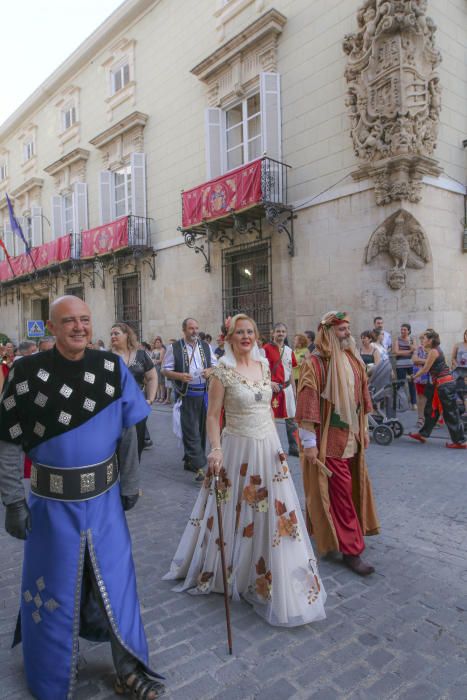 Desfile de abanderadas, ofrenda floral y procesión