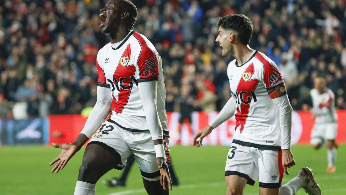 El defensa francés del Rayo Nobel Mendy celebra su gol al Valencia CF en el estadio de Vallecas