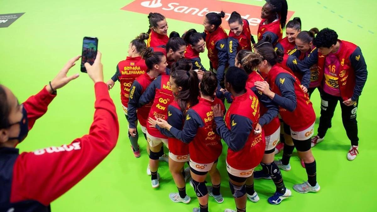 Las jugadoras de la selección al inicio del amistoso de preparación que disputaron el pasado domingo en Torrelavega ante Eslovaquia