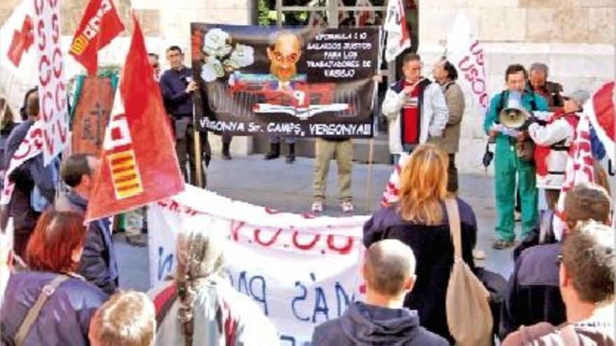 Protesta de los trabajadores de Vaersa frente al Palau de la Generalitat.