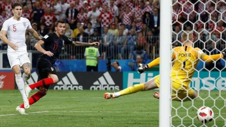 Mandzukic supera Pickford després de l&#039;errada d&#039;Stones i dona la històrica classificació a Croàcia