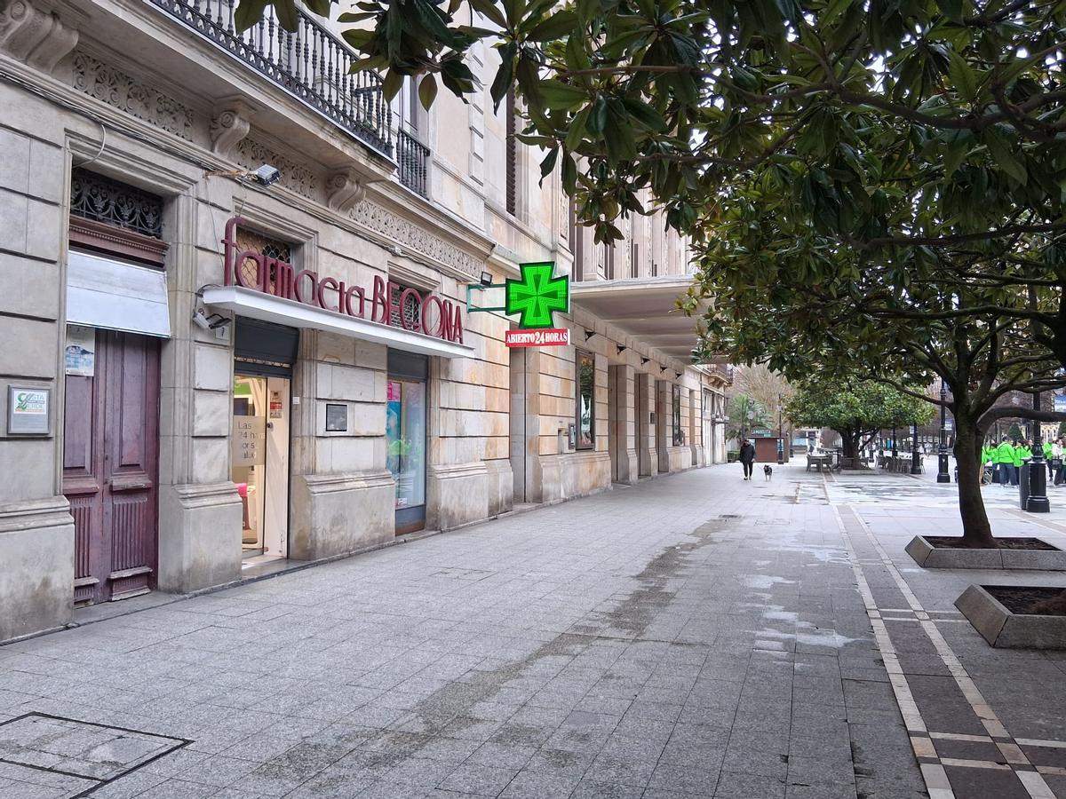 Vista de la farmacia asaltada de madrugada, en el paseo de Begoña.