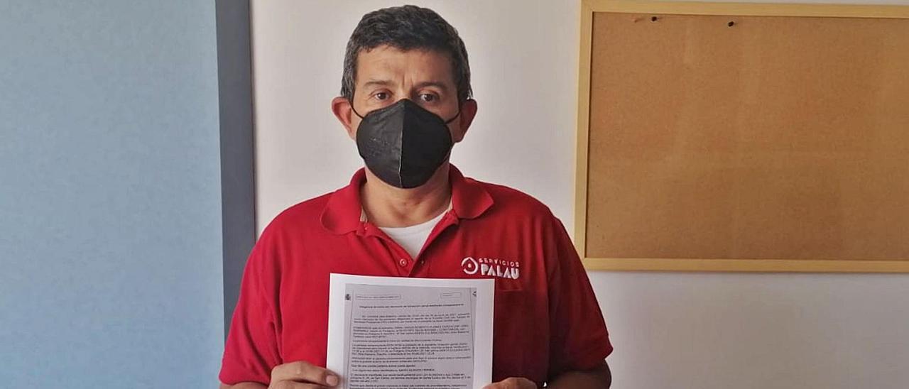 Óscar Roberto Flores sujeta la denuncia, interpuesta en el cuartel de la Guardia Civil. | C.PI