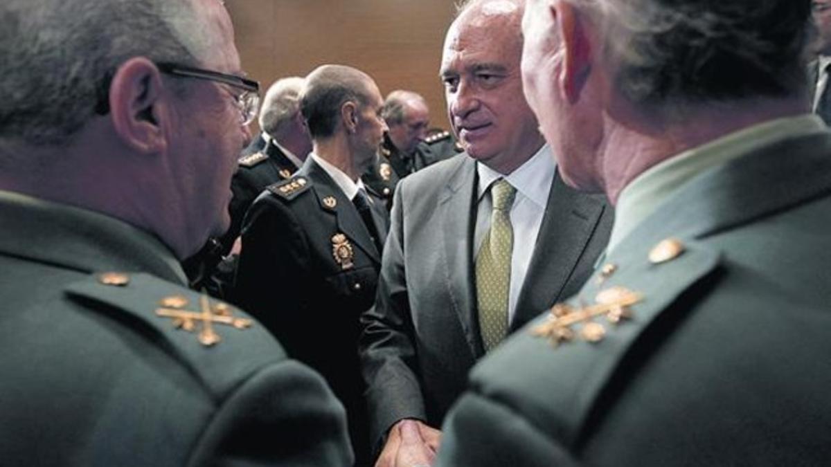 Cruce de impresiones 8 Jorge Fernández Díaz conversa con dos mandos de la Guardia Civil, ayer.