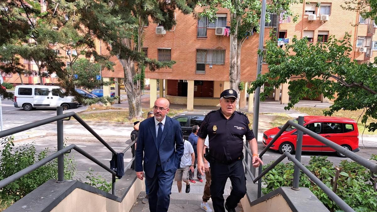 El delegado del Gobierno y el inspector jefe de Latina durante la visita de este jueves a los 'narcobloques' de la calle Cullera.