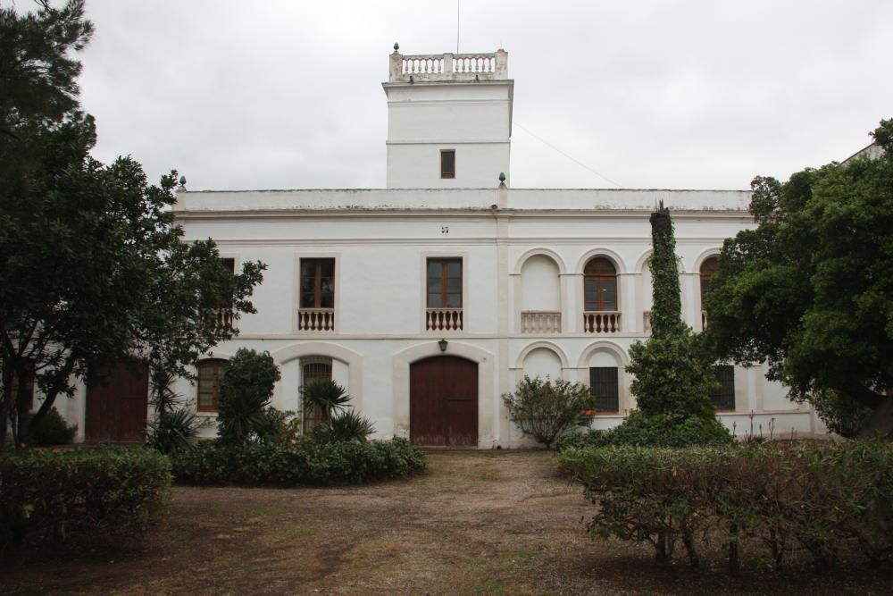 MAS MIRÓ (Carrer Major, 2. Mont-roig del Camp). Un quadre de Joan Miró, La Masia, pren com a model aquesta casa on va arribar als 18 anys per guarir-se d'una malaltia. Mas Miró no és obert al públic, però es pot conèixer l'entorn que va captivar l'artista.