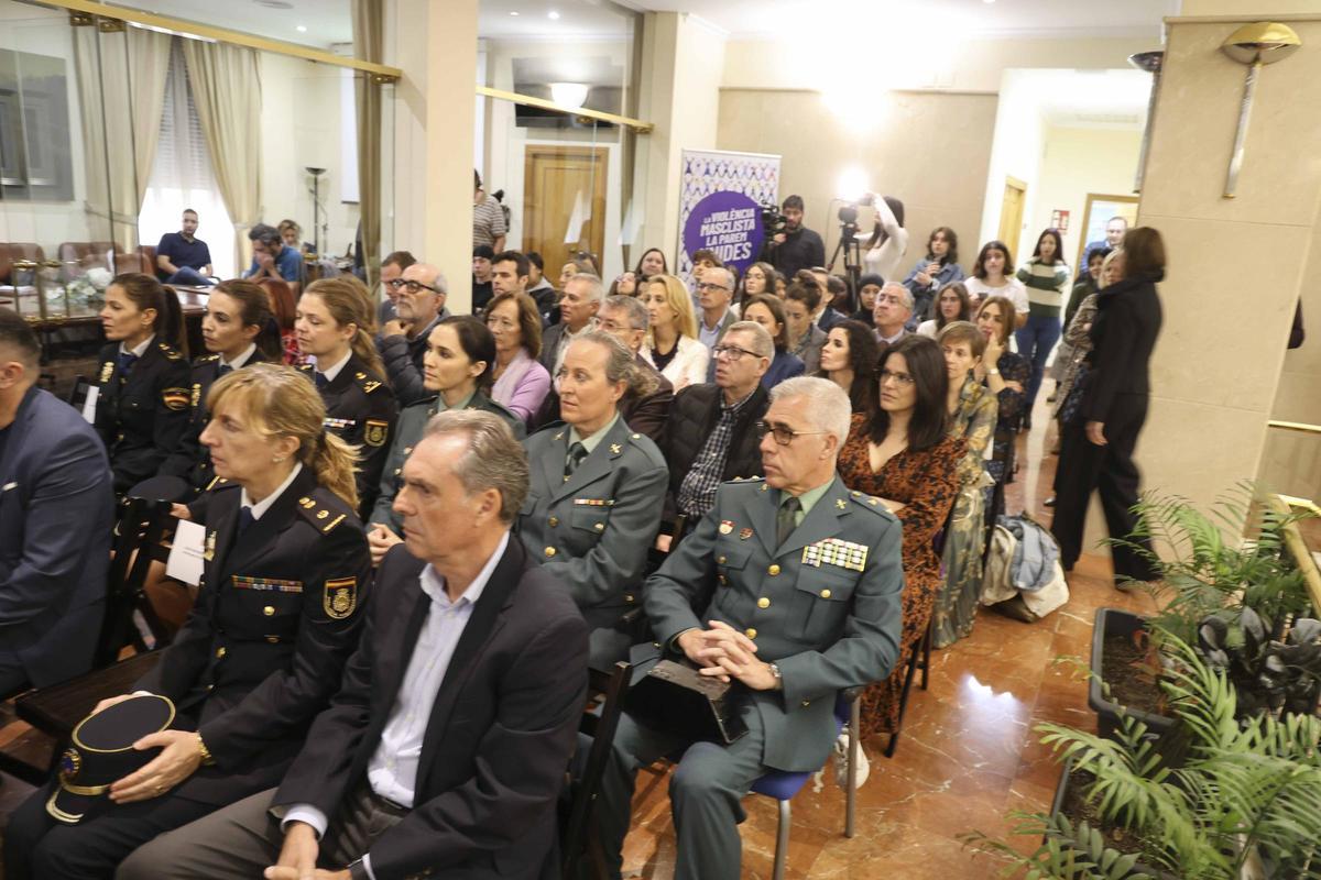 "Una puerta violeta" en la Subdelegación del Gobierno en Alicante por el 25N