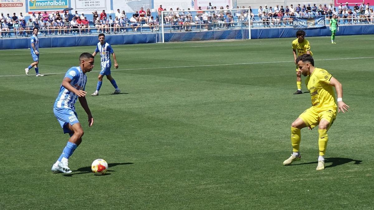 Johan Terranova encara a un rival en el Poblense-Águilas