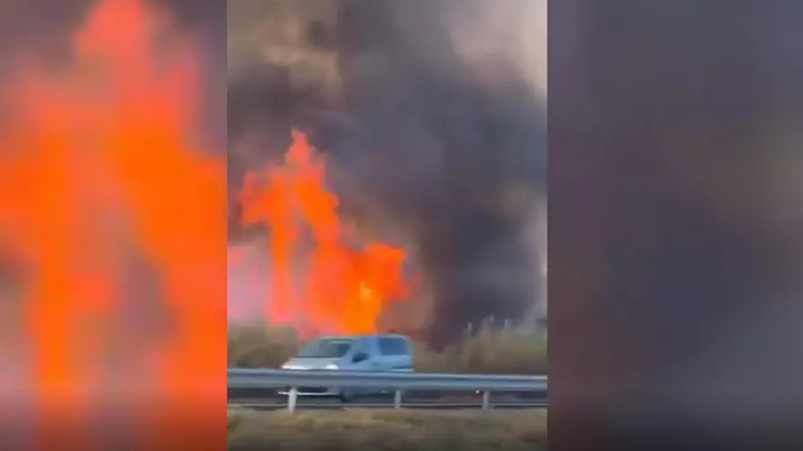 Un coche ardiendo causa un incendio de Nivel 1 en Cañaveral (Cáceres)