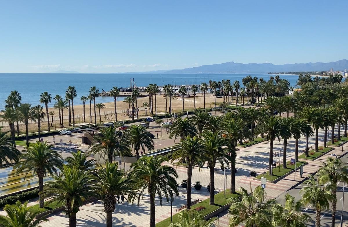 Vista de la terraza de Salou que se alquila por 900 euros durante la hora del eclipse del 12 de agosto.