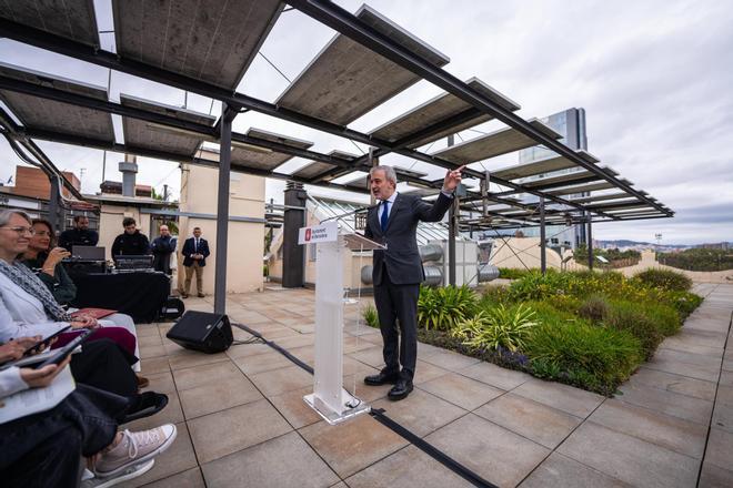 Collboni, durante la presentación de la medida, en la Fàbrica del Sol, este jueves.