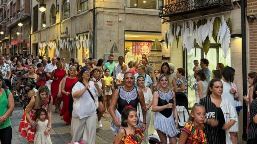 Ambiente festivo y compras en la &quot;Noche en Blanco&quot; organizada por 30 comercios del centro, en Benavente