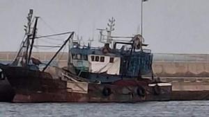 Imagen del pesquero marroquí A Ali 03, en Gran Tarajal (Fuertevenura), investigado por trasladar a migrantes hasta la isla