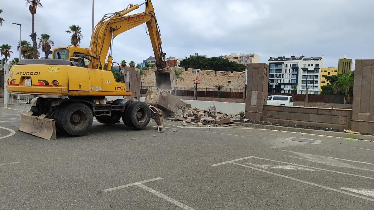 Una excavadora derriba la tapia del Puerto de Las Palmas para crear un nuevo acceso junto al Muelle Pesquero.