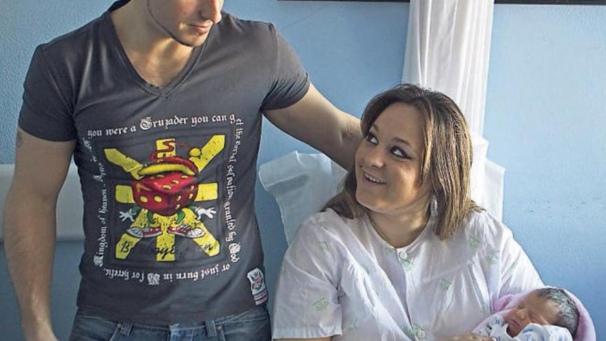 Antonio Fuillerat y Melani García, padres de Estrella, nacida este fin de semana en Sevilla y segundo bebé andaluz que permitirá salvar a su hermano de una enfermedad hematológica.  // Efe