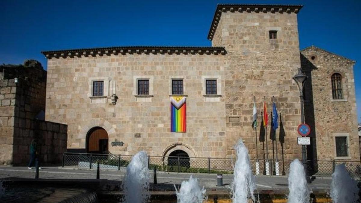 Una bandera arcoíris luce la sede de la Junta de Extremadura con motivo del Día Internacional contra la LGTBIfobia.